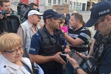 Okazali poparcie dla protestujących w sejmie. Wylegitymowała ich policja