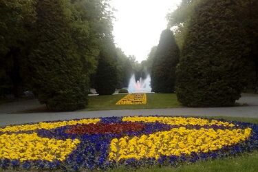 Przejściowe zachmurzenie nad miastem. 23 stopnie na termometrach