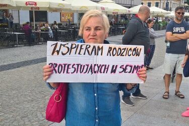 Dzień Supermatki. KOD wspiera osoby protestujące w sejmie