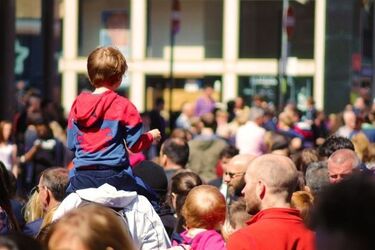 Opaski dla dzieci z kontaktem do rodziców. Można je dostać bezpłatnie
