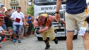 Przeciągali tira, podnosili kule. W centrum Białegostoku rywalizowali strongmani [ZDJĘCIA]