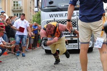 Przeciągali tira, podnosili kule. W centrum Białegostoku rywalizowali strongmani [ZDJĘCIA]