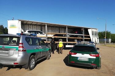 Kradzione auta ukryte w tirze. Kierowca zatrzymany