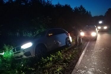 Uciekał kradzionym samochodem, później pieszo. Zatrzymał go pies