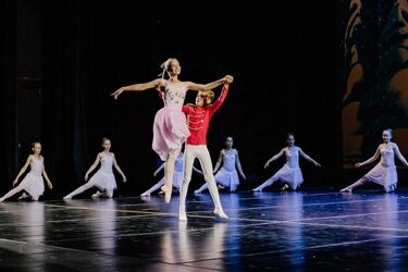 "Dziadek do orzechów" w Operze. Młodzi tancerze wystąpili w słynnym balecie [ZDJĘCIA]