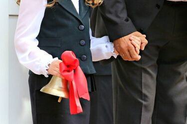 Dwie twarze: Krótkie spodenki i sandały, odebrać papier i wio [FELIETON]