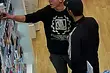 Ukradli perfumy z galerii. Widzieliście ich?