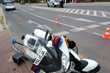 Wypadek obok Outletu. Jest ranny policjant, który zabezpieczał pielgrzymkę