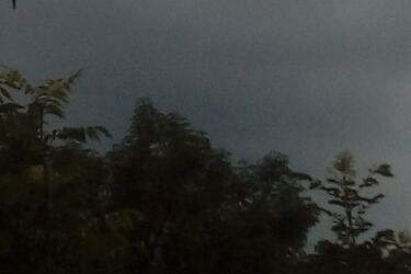 Czarne chmury nad miastem. W ciągu dnia 17 stopni