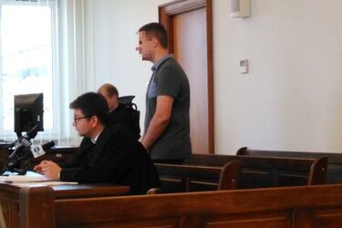 Odbierał pieniądze i przekazywał je oszustom. Twierdzi, że był tylko kurierem