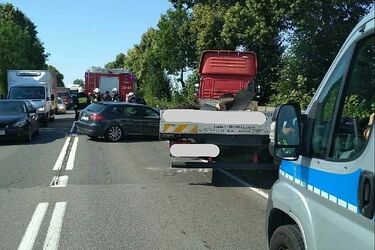 Zakleszczenie w aucie. Kobieta i dziecko są ranni