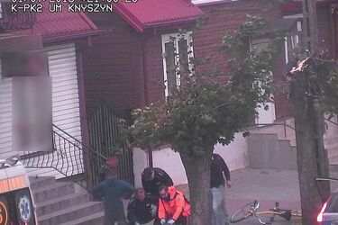 Upadł nagle na chodnik. Pomoc nadeszła w porę