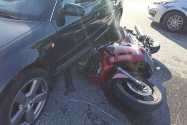 Zderzenie motocykla i osobówki. Interweniowało Lotnicze Pogotowie Ratunkowe