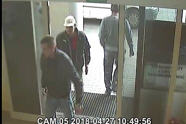 Przywłaszczyli BMW ze stacji paliw. Rozpoznajesz ich?