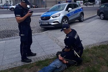 Rabunek tuż pod katedrą. Wyrwał kobiecie torebkę i uciekł