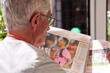 Dobra wiadomość dla zadłużonych emerytów i rencistów. Komornik zabierze im mniej