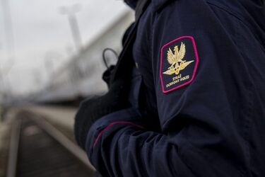 Upadł przed nadjeżdżającym pociągiem