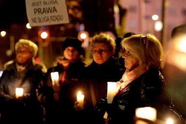 Łańcuchy światła nie przestają płonąć