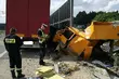 Kierowca ciężarówki uderzył w ekran dźwiękochłonny. Trwa akcja ratownicza