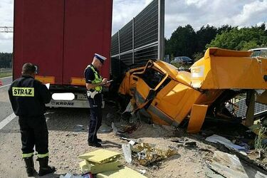 Kierowca ciężarówki uderzył w ekran dźwiękochłonny. Trwa akcja ratownicza