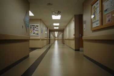 Chory oddychał za pomocą rurki. Lekarz zdecydował, że nadzór nie jest potrzebny