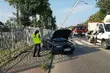 Samochód uderzył w słup i dachował. Kierowca trafił do szpitala