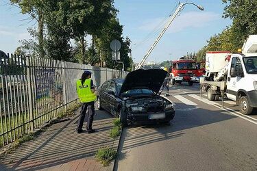Samochód uderzył w słup i dachował. Kierowca trafił do szpitala