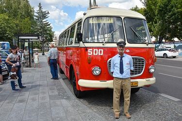Sierpniowe wycieczki zabytkowym Jelczem i "ogórkiem"