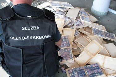 Ukryli "lewe" papierosy w drewnianych półkach. Kontrabanda została rozbita