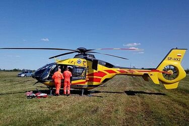 Awaryjne lądowanie niedaleko rzeki Narew. Paralotniarz trafił do szpitala