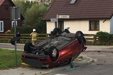 Widowiskowe dachowanie osobówki na małej uliczce