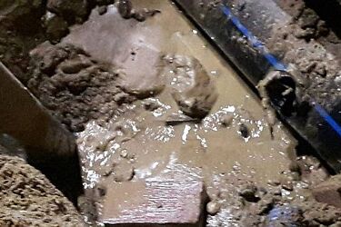 Skarpa osunęła się po ulewie. W miejscu budowy Trasy Niepodległości