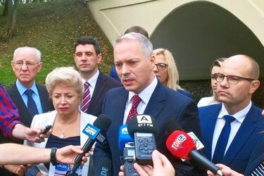 "Białystok jest na dnie". Kandydat na prezydenta rozpoczyna kampanię pod mostem 
