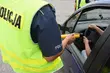 Zasnął za kierownicą. Auto dachowało, kierowca trafił do szpitala