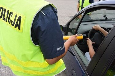 Zasnął za kierownicą. Auto dachowało, kierowca trafił do szpitala