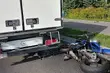 Ul. Ciołkowskiego. Groźne zderzenie busa z motocyklem