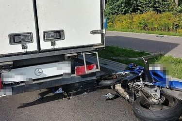 Ul. Ciołkowskiego. Groźne zderzenie busa z motocyklem