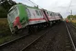 Pociąg wykoleił się po zderzeniu z tirem. W środku było 40 osób [ZDJĘCIA]