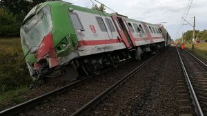 Pociąg wykoleił się po zderzeniu z tirem. W środku było 40 osób [ZDJĘCIA]