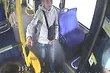 Napadł na kobietę wychodzącą z autobusu BKM. Jest wizerunek sprawcy