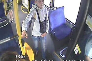 Napadł na kobietę wychodzącą z autobusu BKM. Jest wizerunek sprawcy