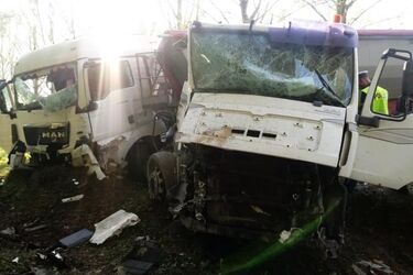 Dwa zdarzenia z udziałem ciężarówek. Drogi są zablokowane