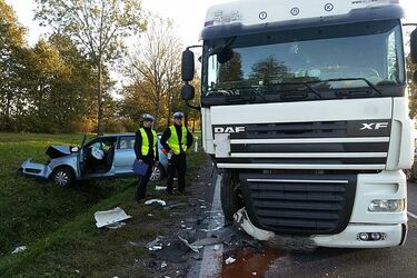 Kobieta wjechała wprost pod tira. 2 osoby ranne