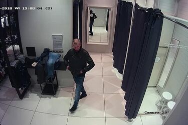 Grasował po jednej z galerii handlwoych. Rozpoznajesz tego mężczyznę?