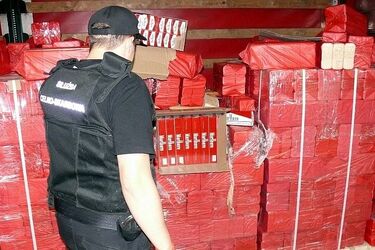 Kontrabanda ukryta w tirze. Brykiet maskował lewe papierosy