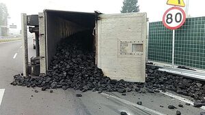 Stracił panowanie nad pojazdem. Wypadek ciężarówki przewożacej węgiel [ZDJĘCIA]