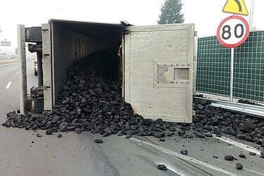 Stracił panowanie nad pojazdem. Wypadek ciężarówki przewożacej węgiel [ZDJĘCIA]