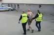 Grozili kurierowi. Później zdewastowali jego auto