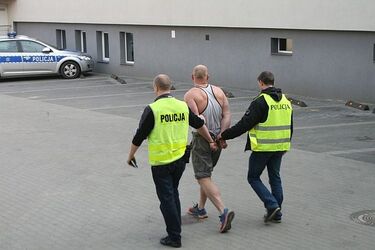 Grozili kurierowi. Później zdewastowali jego auto