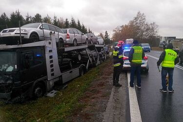 Zderzenie kilku pojazdów na krajowej "8". Jedna osoba w szpitalu [ZDJĘCIA]